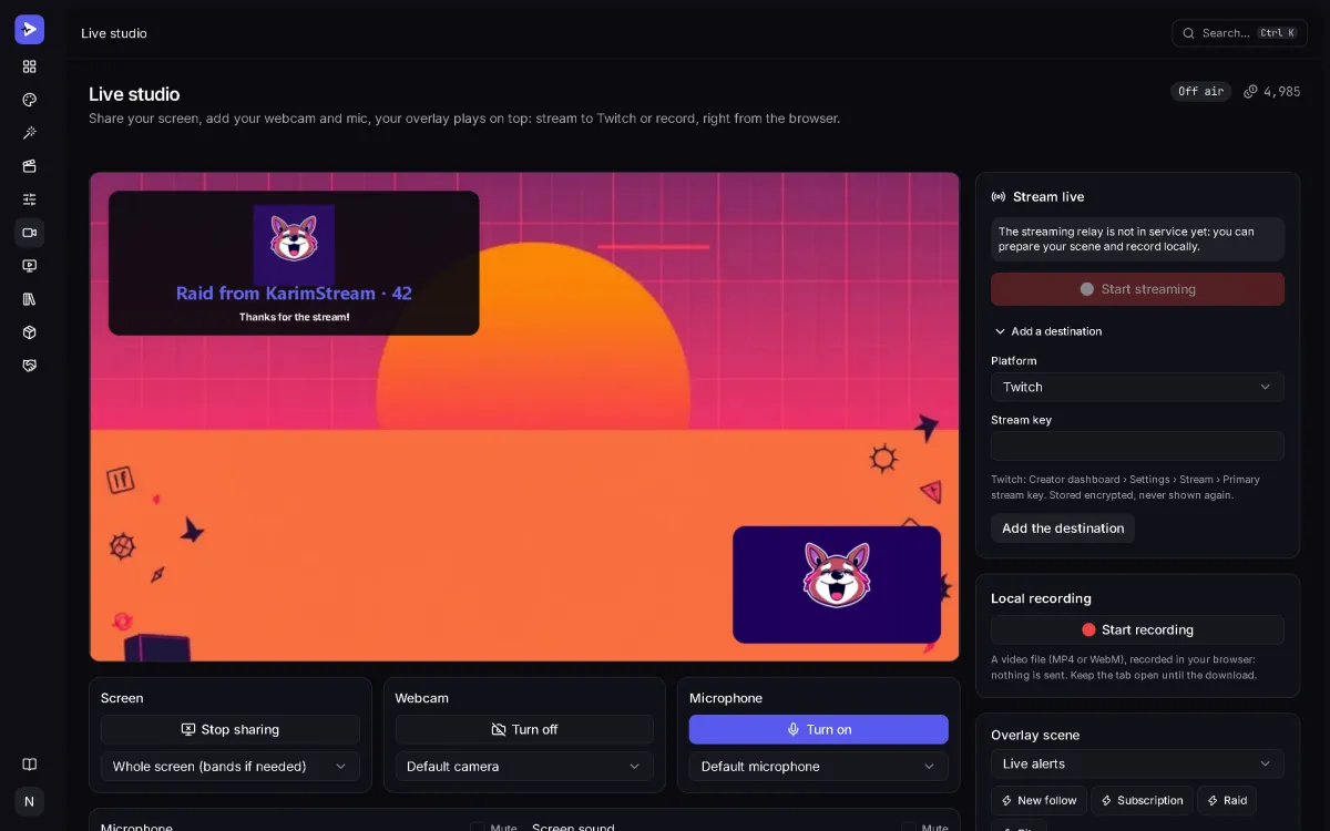 StreamCrea live studio: a shared screen with the webcam in a corner and a raid alert from the overlay on top, next to the recording settings.